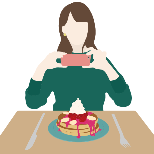 食事を撮影する女性