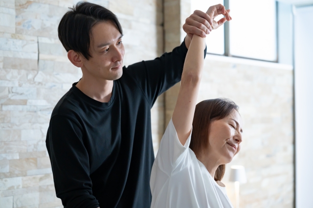 女性にストレッチをする男性